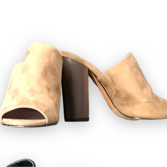 BCBG clog style nude suede open toe sandal heel with dark brown wood like heel - Picture 3 of 3